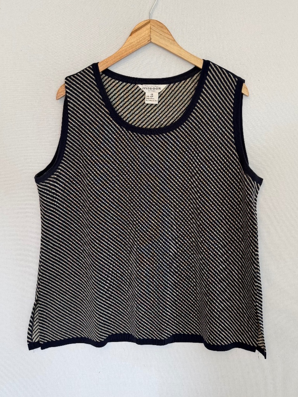 EXCLUSIVELY MISOOK Women’s 1X Black & Gold Diagonal Stripe Scoop Neck Tank Top